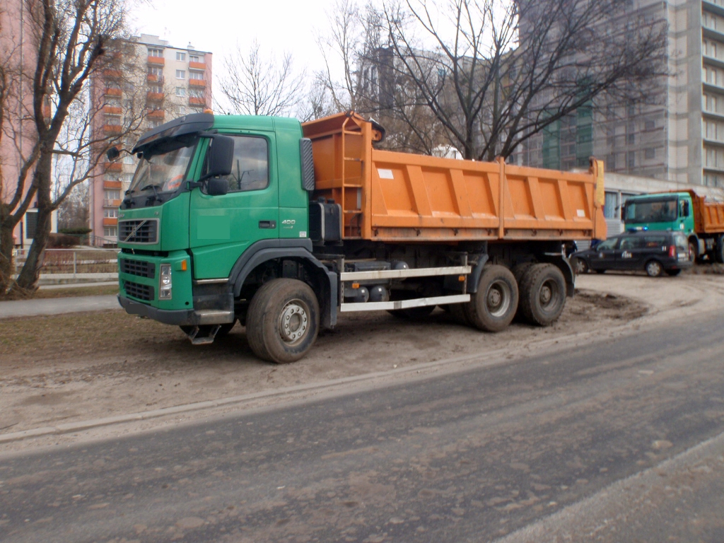 Znmiszczone trawniki przez pojazdy z budowy przy ul. Warszawskiej - grafika artykułu
