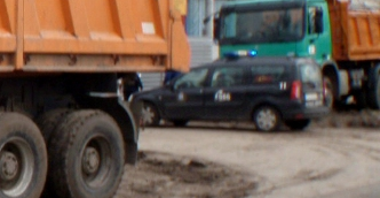 Znmiszczone trawniki przez pojazdy z budowy przy ul. Warszawskiej