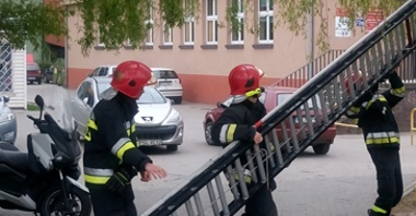Strażacy z OSP Krzesinki w trakcie ustawiania drabiny