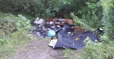 Odpady porzucone na drodze dojazdowej do Fortu V przy ul. Lechickiej