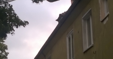 Zdejmowanie luźnych dachówek z dachu przy ul. Poznańskiej