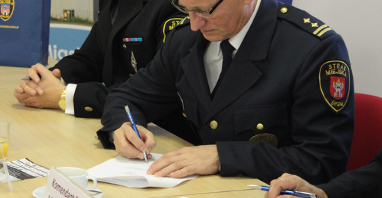 Komendant straży miejskiej w Śremie podpisuje porozumienie
