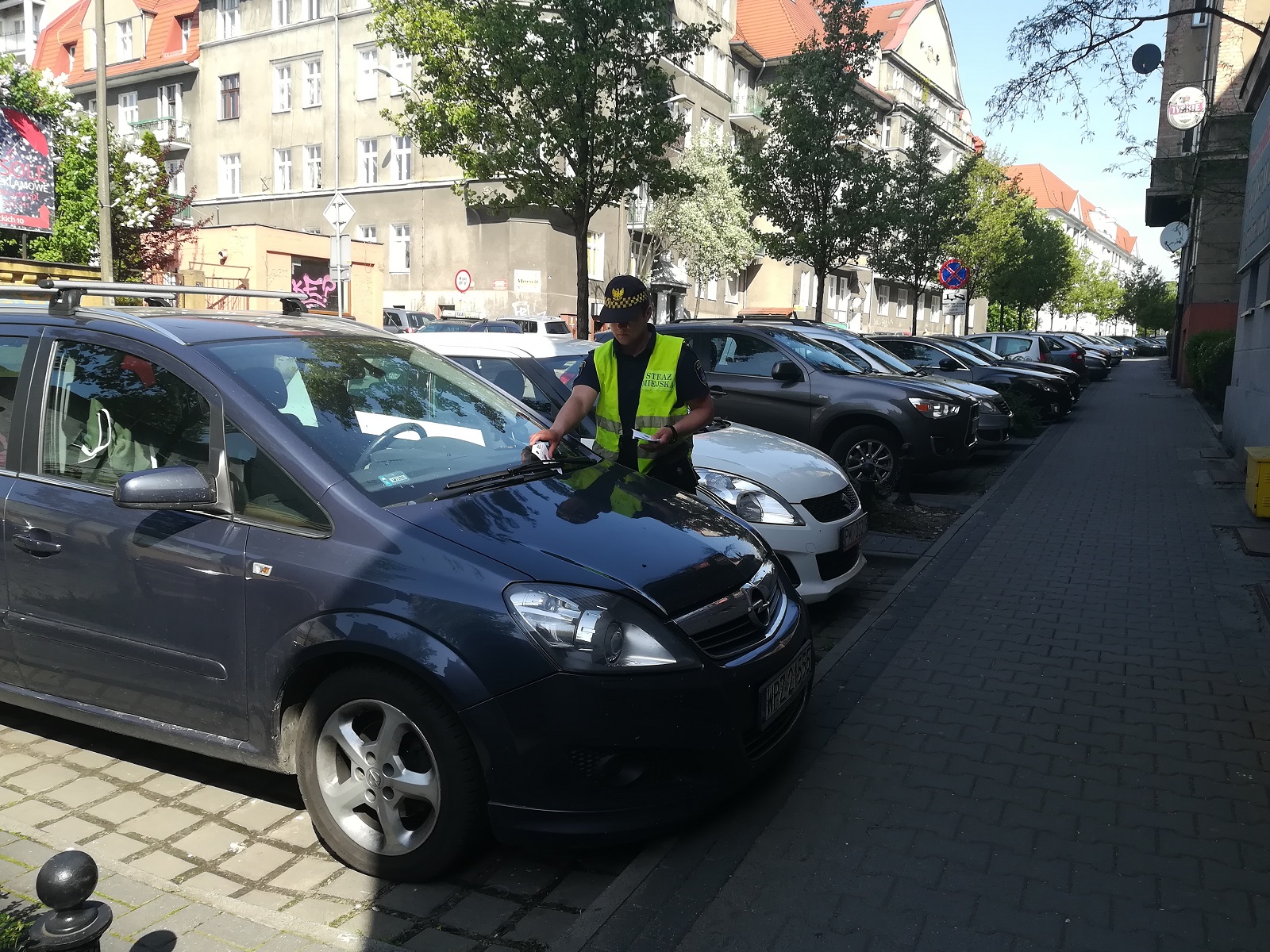 Strażnicy referatu Grunwald w trakcie akcji inforującej kierowców o czasowych ograniczeniach w parkowaniu - grafika artykułu