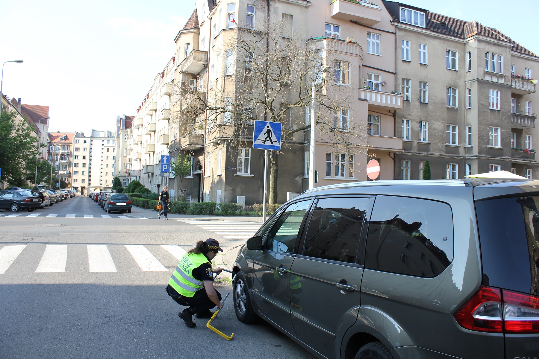 Parkowanie przed przejściem dla pieszych - grafika artykułu