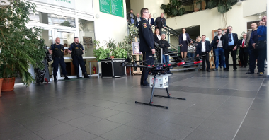Konferencja szkoleniowa NIE dla SMOGU - Komendant SM Swarzędza prezentuje drona wykorzystywanego do ujawniania niskiej emisji