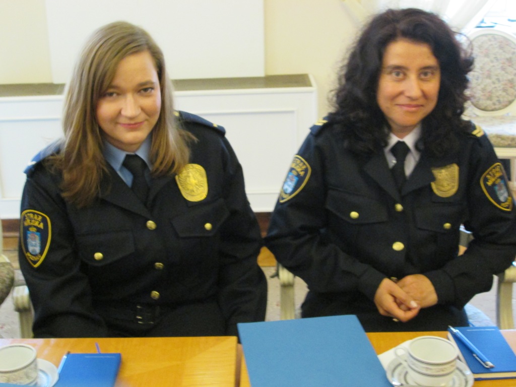 Monika Szałamacha (z prawej) oraz Karolina Raszewska (z lewej) - grafika artykułu