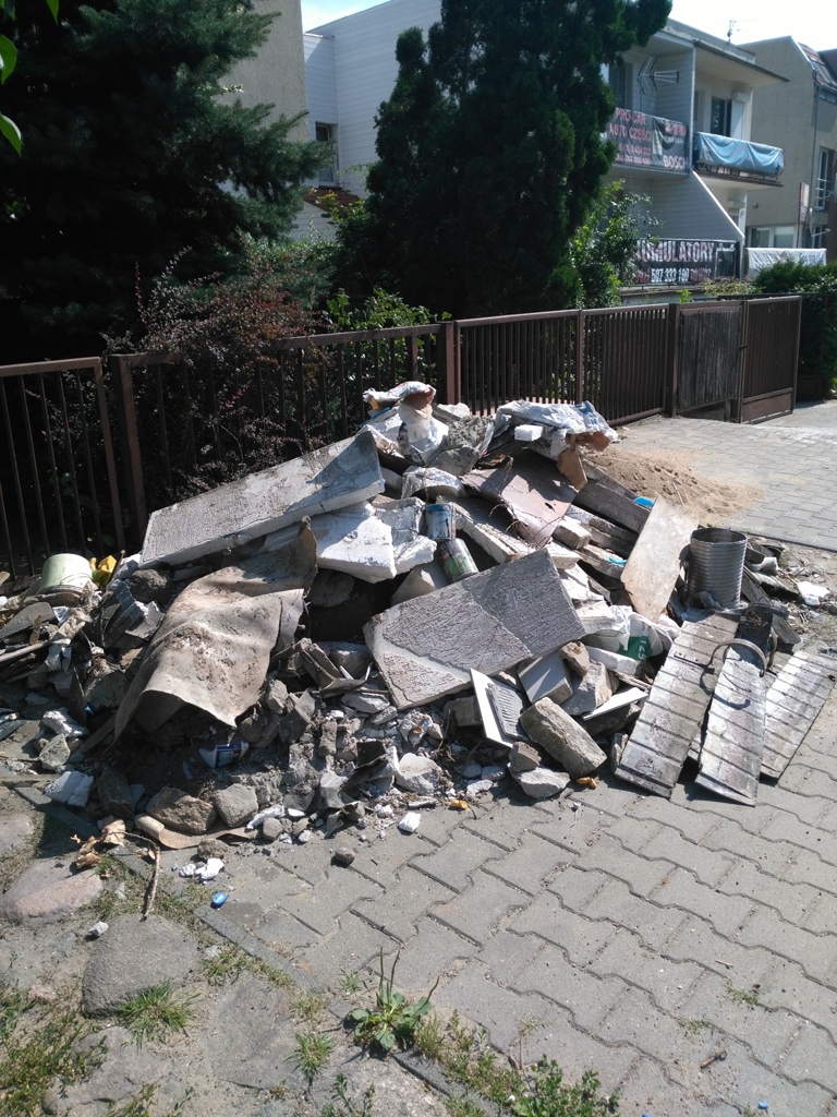 Odpady budowlane przed nieruchomością - grafika artykułu