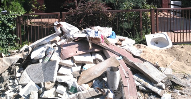 Odpady budowlane przed nieruchomością