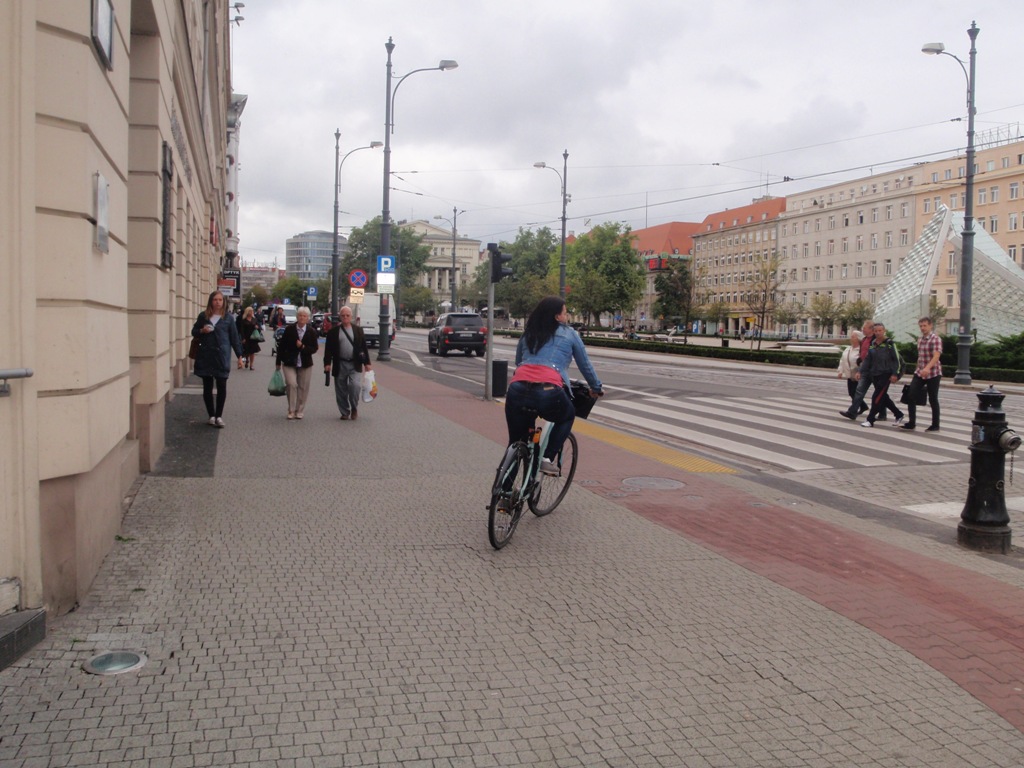 Błędy rowerzystów - przejeżdżanie przez przejście dla pieszych - grafika artykułu