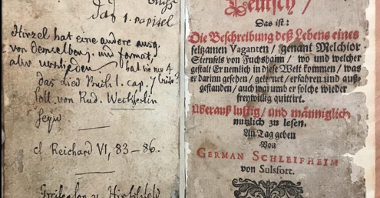 zdjęcie otwartej starej zniszczonej książki, po lewej stronie widać odręczne zapiski, po prawej teksty w języku niemieckim