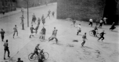 Ulica Kochanowskiego 28 czerwca 1956 roku godzina 13. Ludzie uciekający przed strzałami padającymi z gmachu UB.