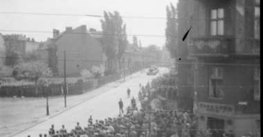Ulica Kochanowskiego 28 czerwca 1956 roku godzina 13. Kolejne czołgi nadjeżdżają od strony ul. Kochanowskiego.